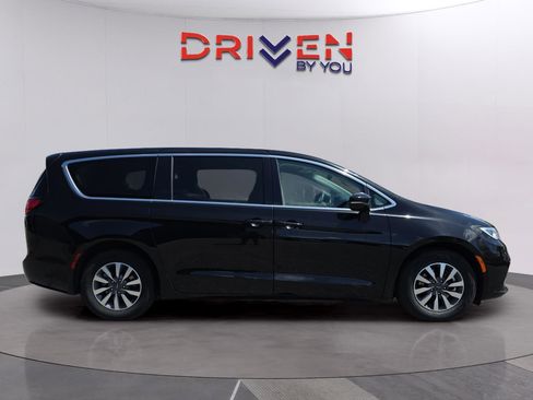 Used 2024 Chrysler Pacifica Limited FWD image 6