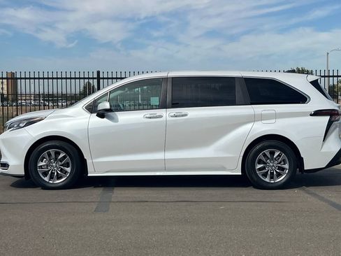 Used 2024 Toyota Sienna XLE AWD/4WD image 9