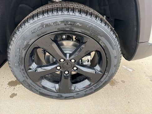 New 2025 Jeep Grand Cherokee Limited w/ Black Appearance Package image 9