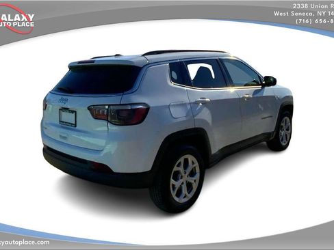Used 2024 Jeep Compass Latitude AWD/4WD image 5