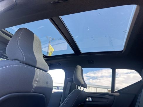 Used 2024 Volvo XC40 B5 Core image 24