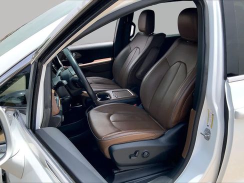 Used 2020 Chrysler Pacifica Limited w/ Advanced Safetytec Group FWD image 8
