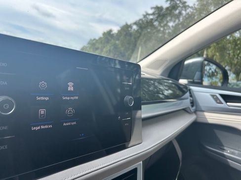 New 2025 Volkswagen Taos SE w/ Panoramic Sunroof Package image 13