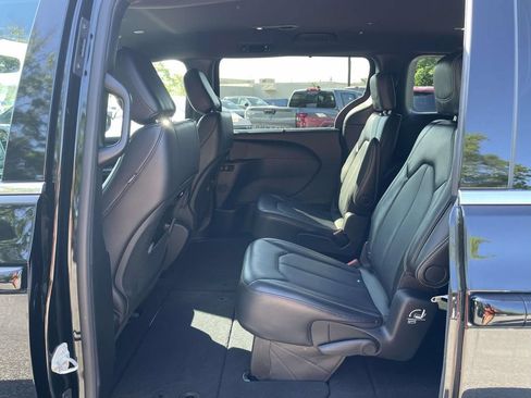 Used 2025 Chrysler Pacifica Select FWD image 13