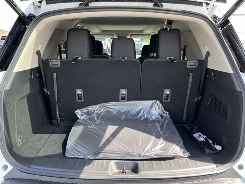 New 2025 Nissan Pathfinder SV w/ SV Premium Package image 5