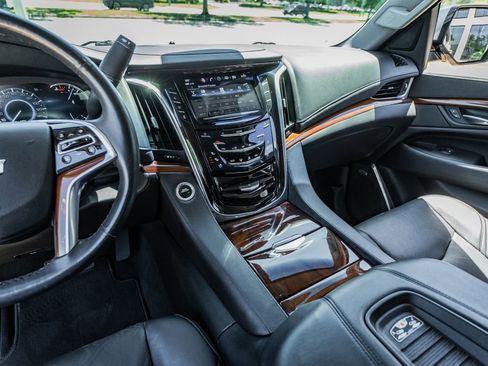 Used 2018 Cadillac Escalade Luxury AWD/4WD image 27