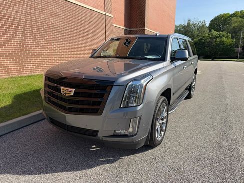 Used 2020 Cadillac Escalade ESV Luxury w/ Escalade Sport Edition AWD/4WD image 2