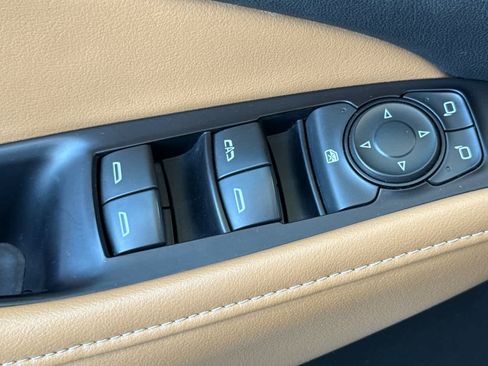 Used 2018 Buick Enclave Essence AWD/4WD image 12