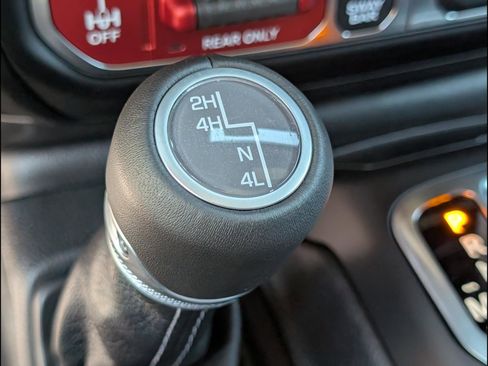 Used 2025 Jeep Gladiator Rubicon w/ Convenience Group AWD/4WD image 13