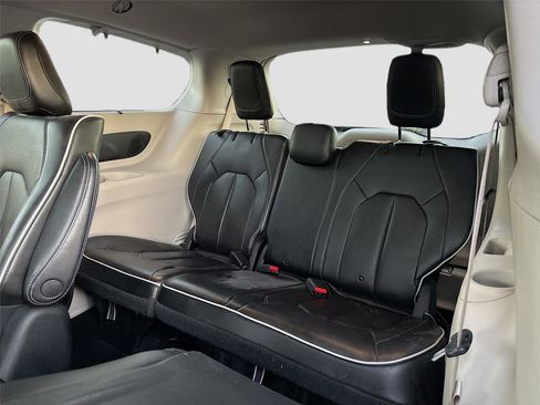 Used 2021 Chrysler Pacifica Limited w/ Uconnect Theater Family Group image 29