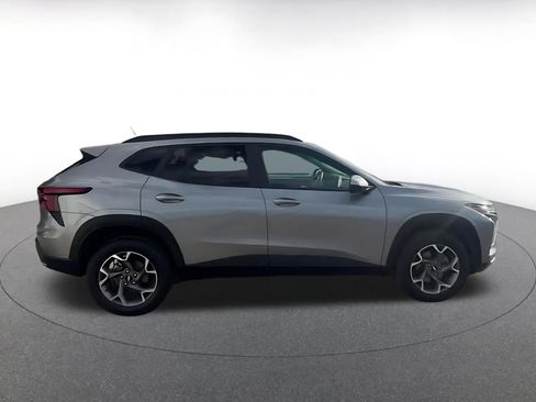 Used 2025 Chevrolet Trax LT FWD image 16
