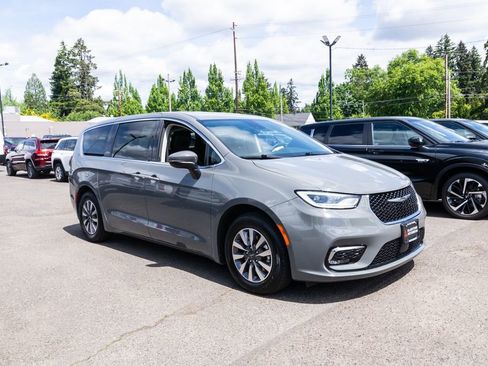 Used 2023 Chrysler Pacifica Touring-L FWD image 24