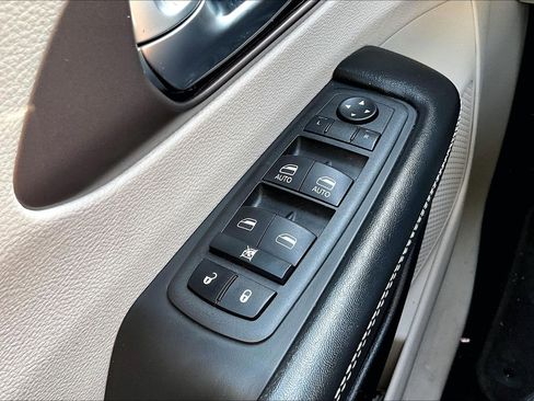 Used 2022 Chrysler Voyager LX image 34