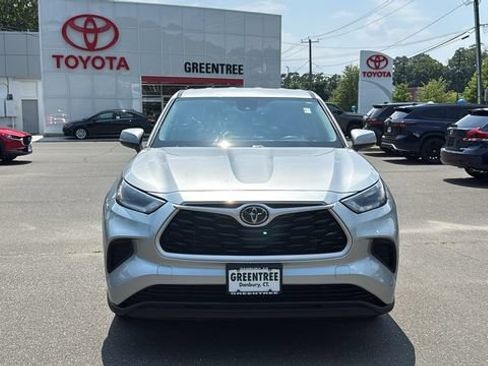 Used 2023 Toyota Highlander L FWD image 2