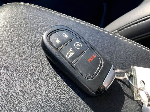 Used 2019 Jeep Cherokee Limited image 12