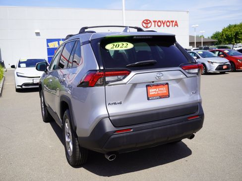 Used 2022 Toyota RAV4 XLE w/ Convenience Package FWD image 8