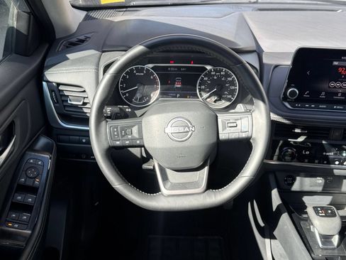 Used 2025 Nissan Rogue SV FWD image 25