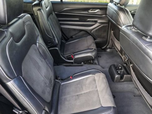 Used 2023 Jeep Grand Cherokee L Laredo image 16