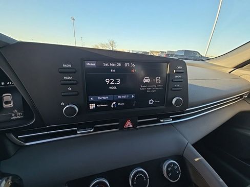 Used 2022 Hyundai Elantra SE image 17