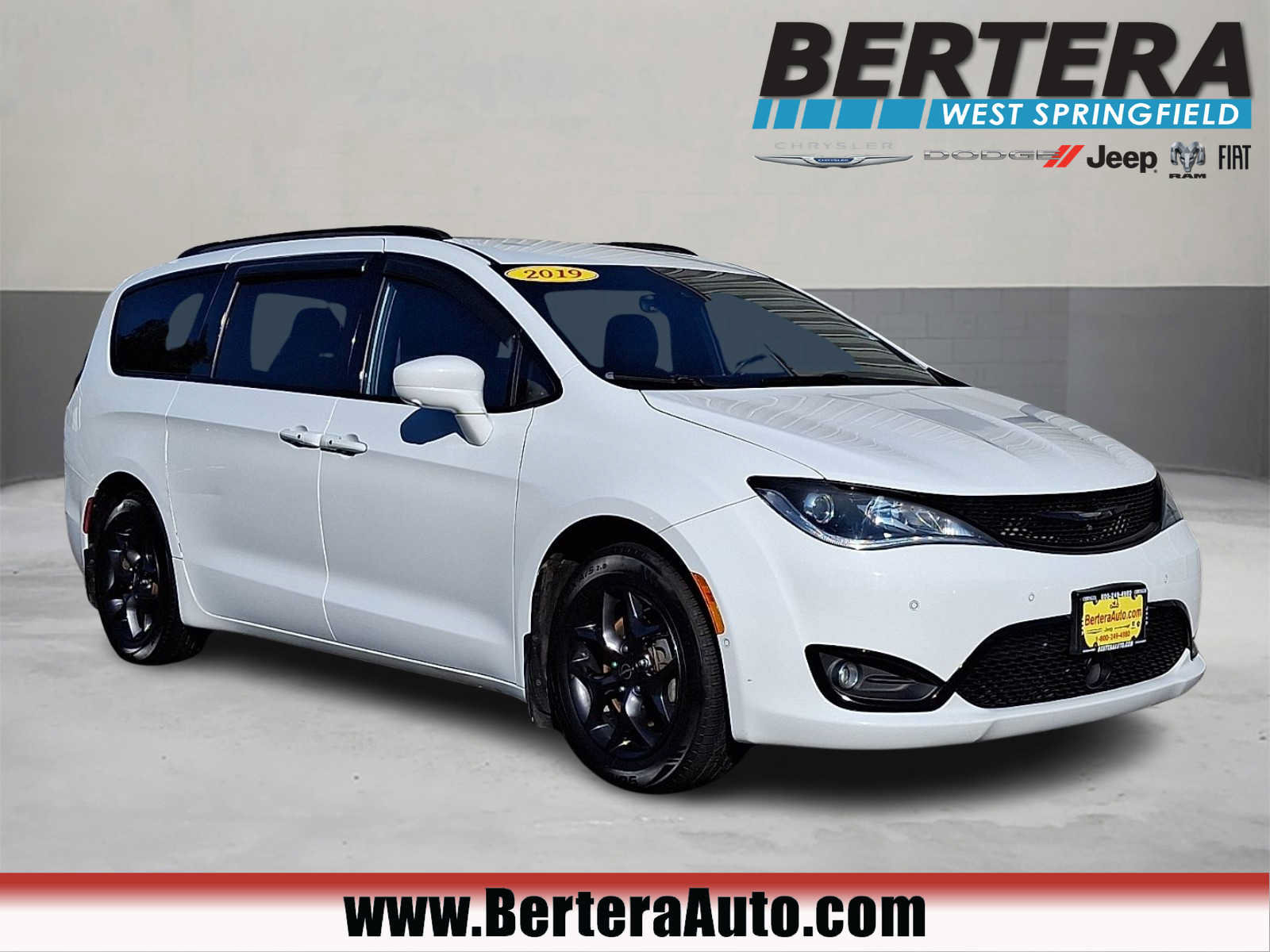 Used 2019 Chrysler Pacifica Touring-L FWD image 1