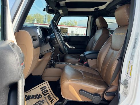 Used 2016 Jeep Wrangler Unlimited Sahara w/ Max Tow Package AWD/4WD image 15