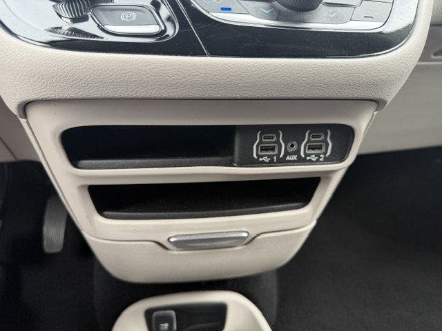Used 2024 Chrysler Pacifica Touring-L FWD image 16
