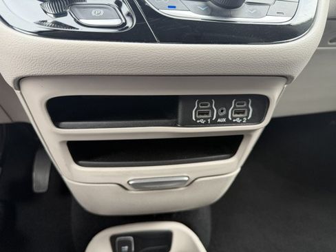 Used 2024 Chrysler Pacifica Touring-L FWD image 16