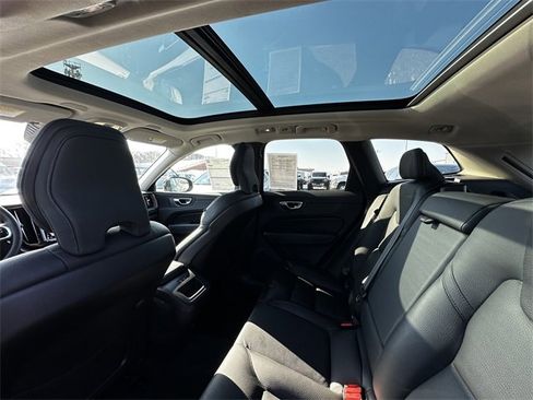 Used 2024 Volvo XC60 B5 Plus image 18