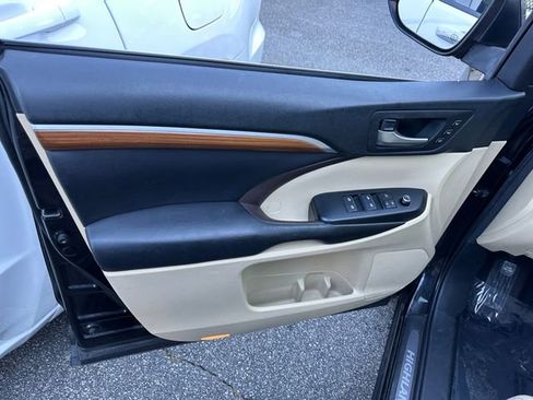 Used 2017 Toyota Highlander Limited image 13