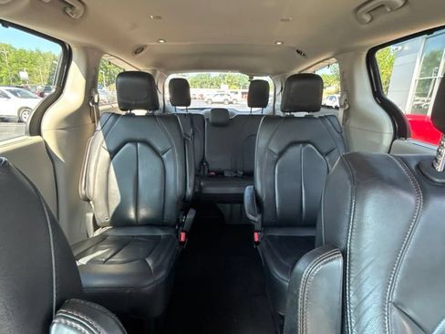 Used 2019 Chrysler Pacifica Touring-L FWD image 15