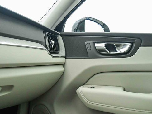 Certified 2025 Volvo XC60 B5 Plus w/ Protection Package Premier image 24