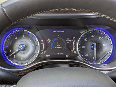 Used 2023 Chrysler Pacifica Limited FWD image 18
