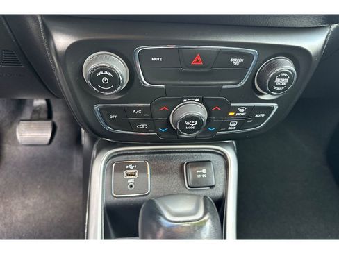 Used 2021 Jeep Compass Latitude image 24