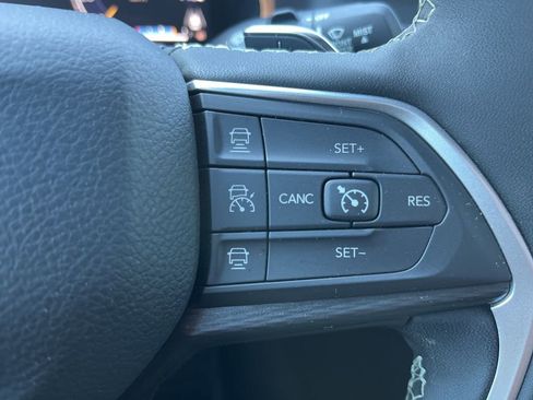 Used 2023 Jeep Grand Cherokee L Laredo image 15