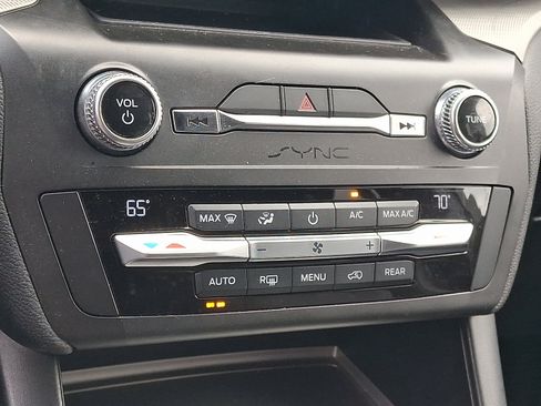 Used 2020 Ford Explorer XLT w/ Equipment Group 202A AWD/4WD image 18
