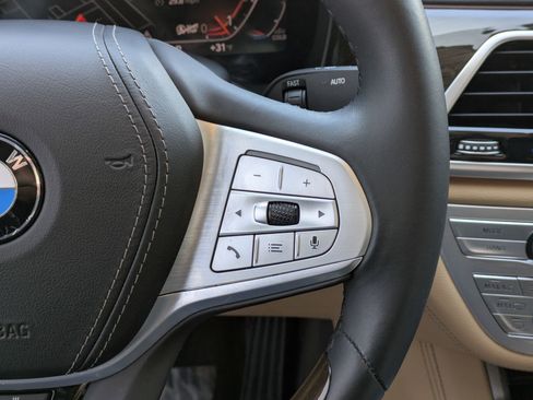 Used 2022 BMW 750i xDrive image 19