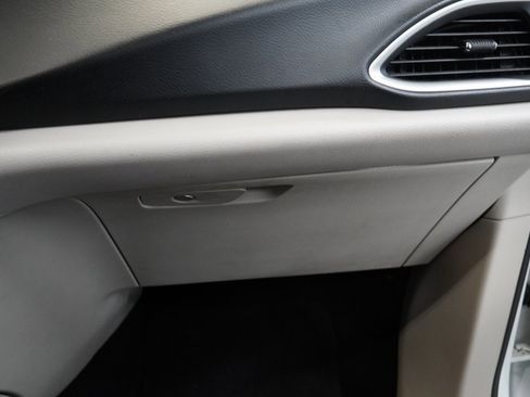 Used 2017 Chrysler Pacifica Touring-L image 33