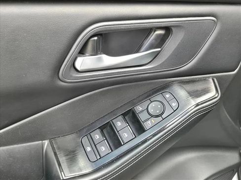 Used 2025 Nissan Rogue SV image 9