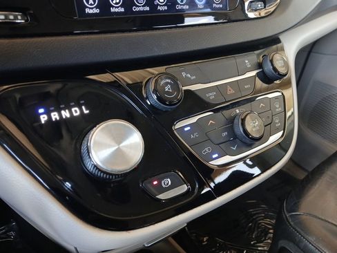 Used 2017 Chrysler Pacifica Touring-L FWD image 19