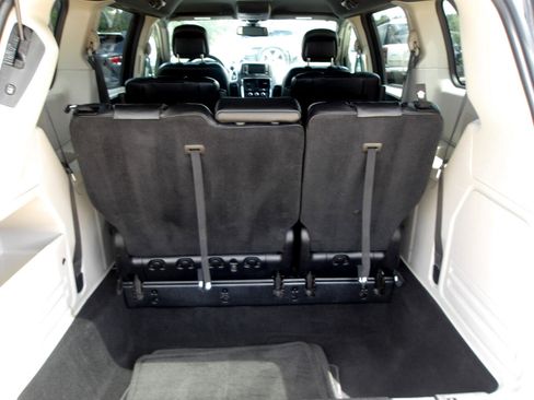 Used 2019 Dodge Grand Caravan SXT image 12