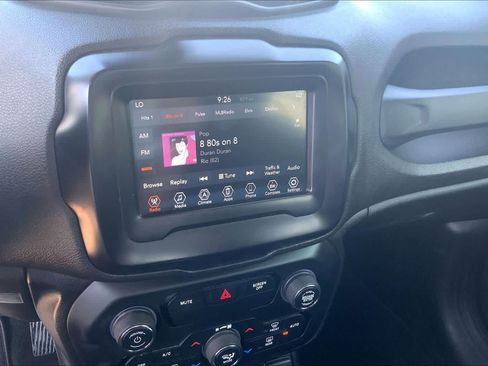 Used 2018 Jeep Renegade Altitude FWD image 33