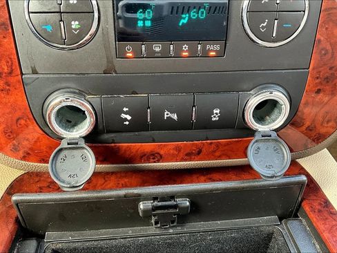 Used 2013 Chevrolet Avalanche LTZ image 33