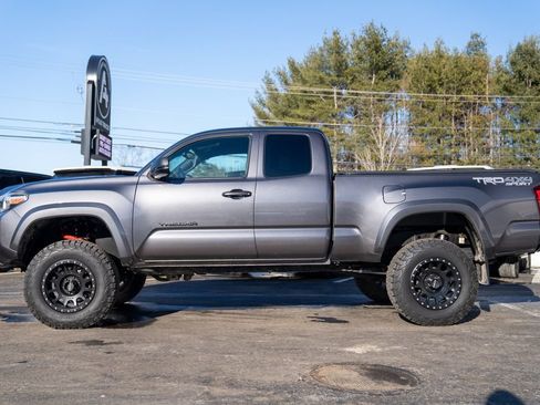 Used 2018 Toyota Tacoma TRD Sport w/ Technology Package image 3