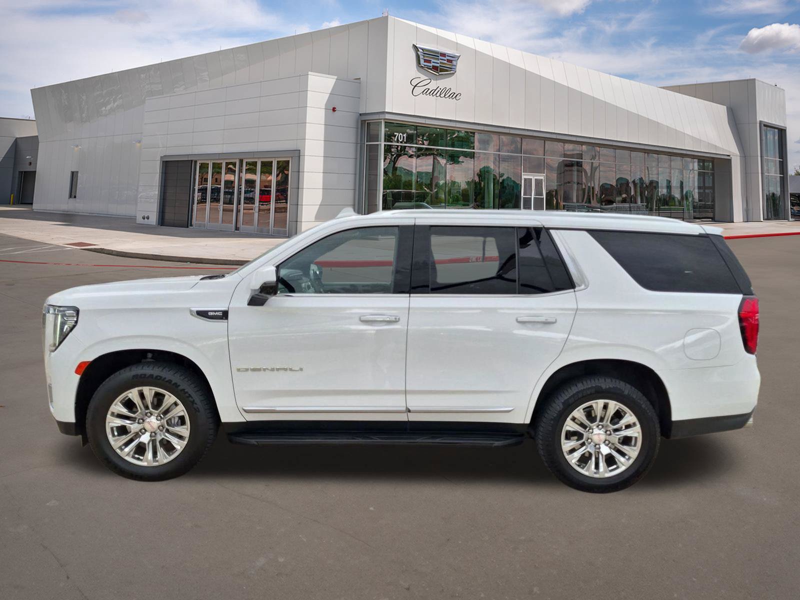 Used 2024 GMC Yukon Denali RWD image 3