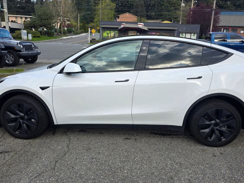 Used 2024 Tesla Model Y Long Range image 8