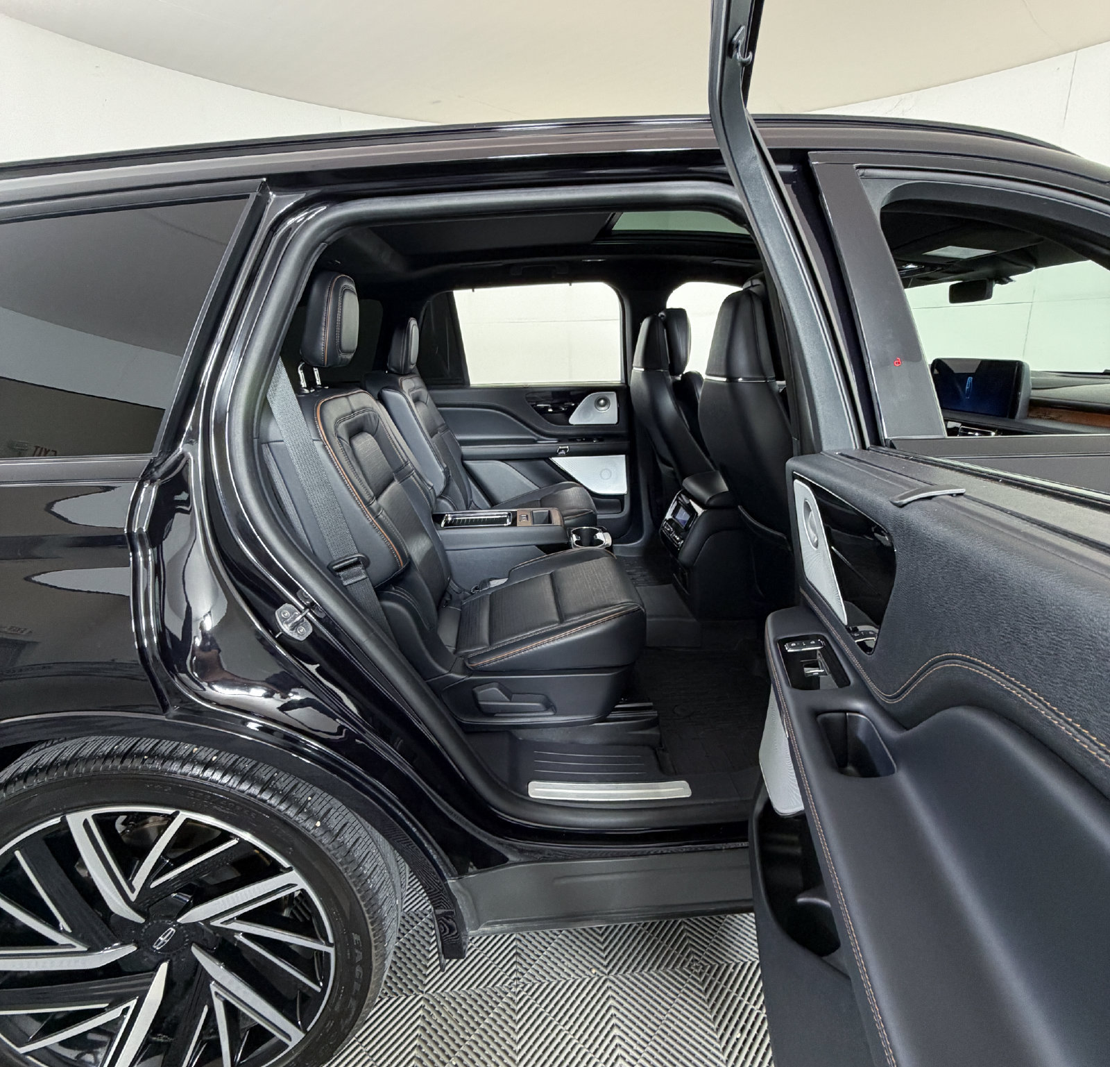 Used 2025 Lincoln Aviator Black Label w/ Jet Appearance Package AWD/4WD image 5