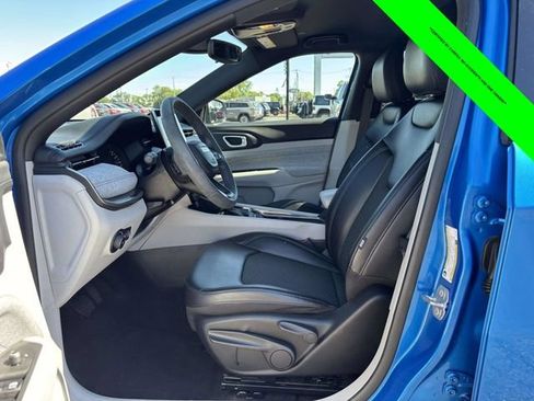 Used 2023 Jeep Compass Latitude AWD/4WD image 3