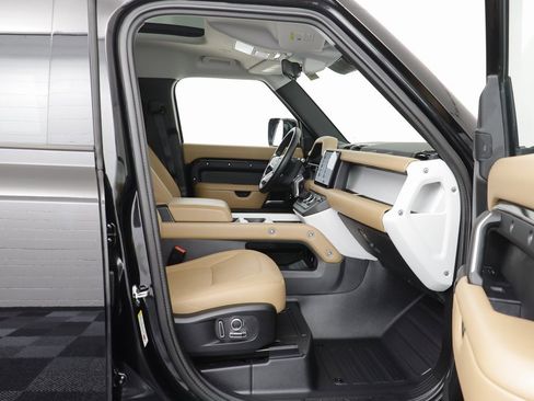 Used 2025 Land Rover Defender 130 S image 21