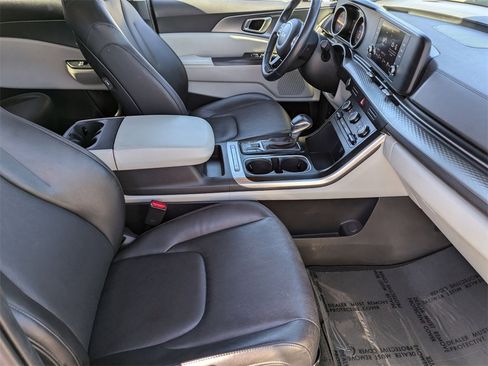 Used 2024 Kia Carnival LX image 29