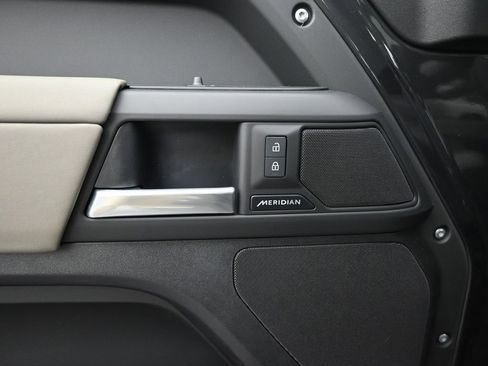 Used 2025 Land Rover Defender 90 S image 18